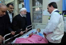 عیادت رئیس جمهوری از مصدومان زلزله در بیمارستان طالقانی کرمانشاه