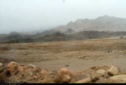 وضعیت نابسامان مسیر روان آب تفت در کوه کاسه حاشیه شهر یزد